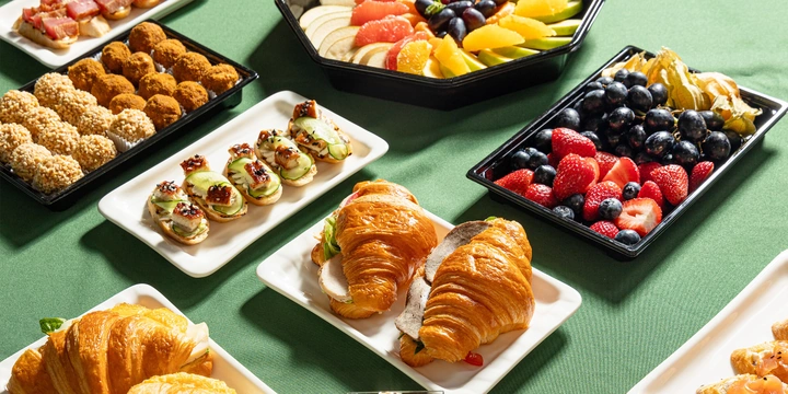 Вкус торжества: кейтеринг, торты и подарки от «ВкусВилл Праздник» теперь и в приложении