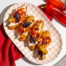 Брускетта с запечённым перцем и козьим сыром
