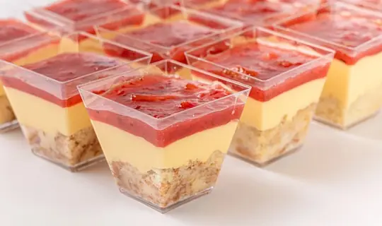 Десерт «Манго-клубника» в стаканчиках, 12 шт