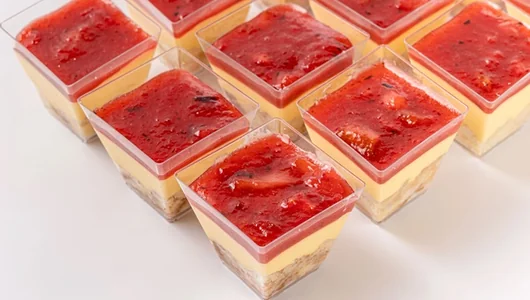 Десерт «Манго-клубника» в стаканчиках, 12 шт