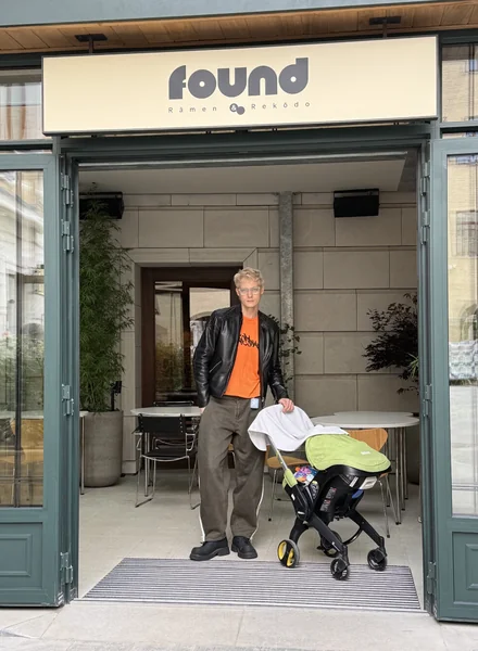 «Мы точно будем ошибаться»: говорим о катастрофизации родительства с музыкантом Алексеем Шалым