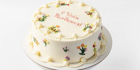 Вкус торжества: кейтеринг, торты и подарки от «ВкусВилл Праздник» теперь и в приложении