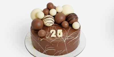 Вкус торжества: кейтеринг, торты и подарки от «ВкусВилл Праздник» теперь и в приложении