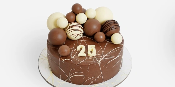 Вкус торжества: кейтеринг, торты и подарки от «ВкусВилл Праздник» теперь и в приложении