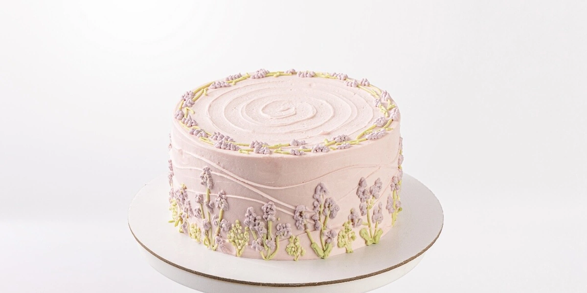 Вкус торжества: кейтеринг, торты и подарки от «ВкусВилл Праздник» теперь и в приложении