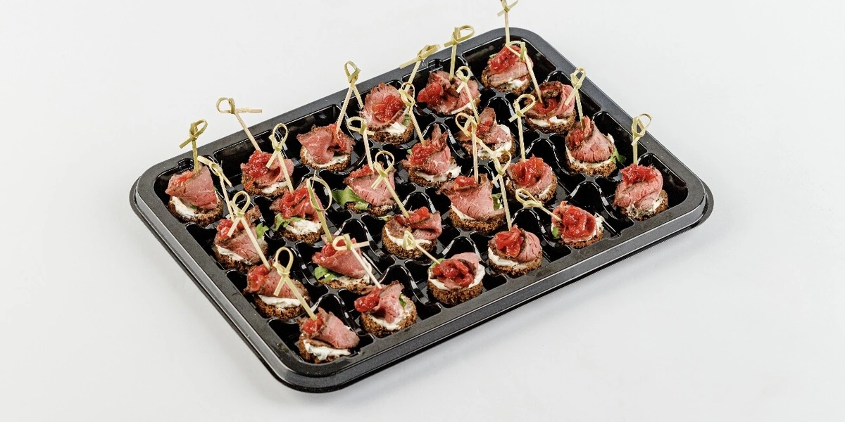 Вкус торжества: кейтеринг, торты и подарки от «ВкусВилл Праздник» теперь и в приложении