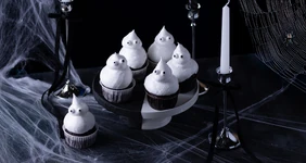 Шоколадные капкейки с меренгой