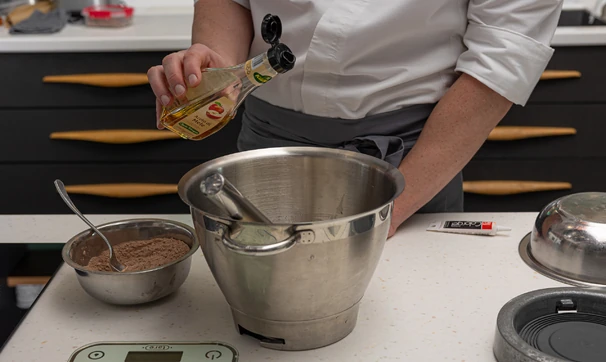 Шоколадные капкейки с меренгой, шаг 2/9