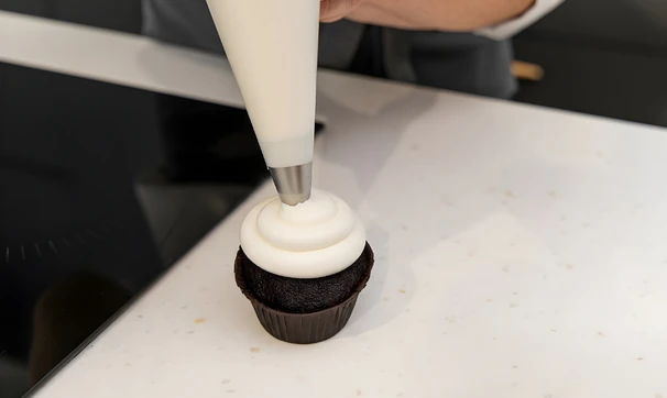 Шоколадные капкейки с меренгой, шаг 9/9