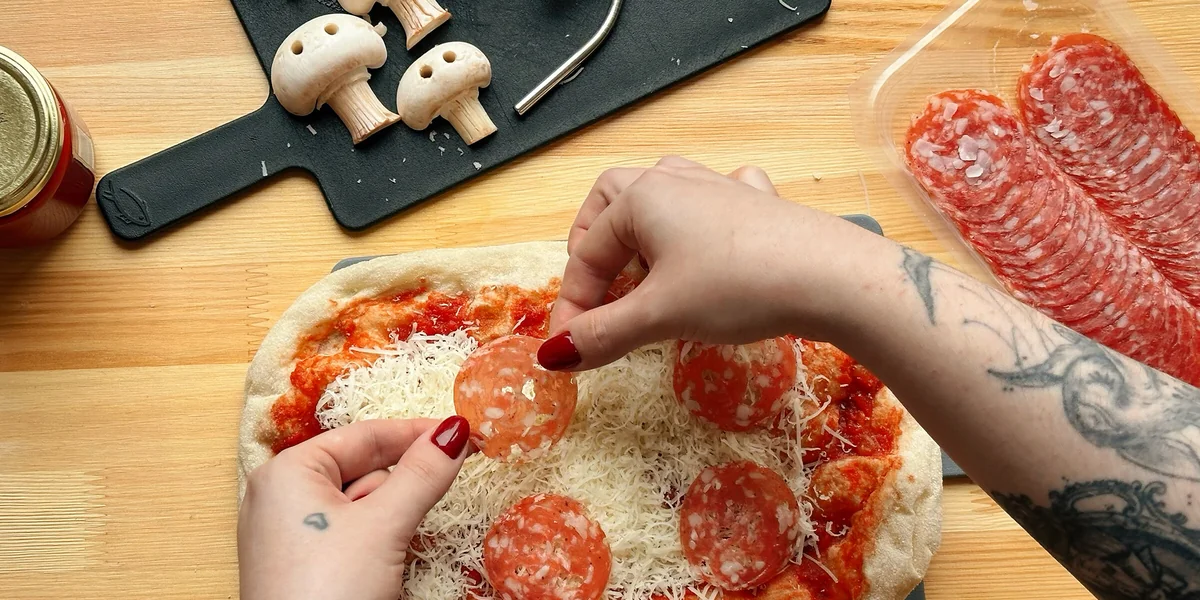 Мы рискнули и сделали «жуткую» пиццу из TikTok. И вот что из этого вышло