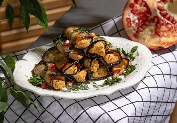 Рецепт «Рулетики из баклажанов с хумусом»