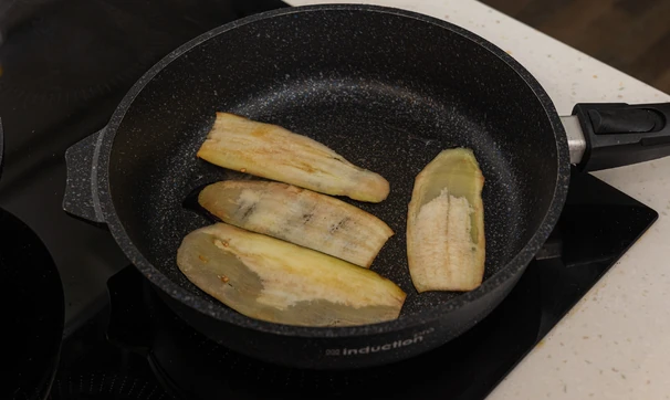 Рулетики из баклажанов с хумусом, шаг 1/5