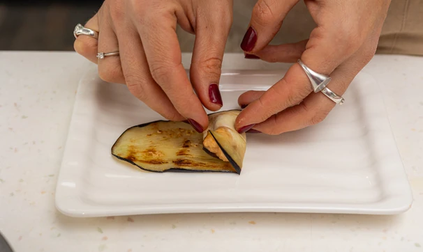 Рулетики из баклажанов с хумусом, шаг 4/5