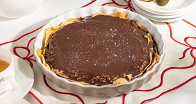 Веганский тарт с карамелью и шоколадом