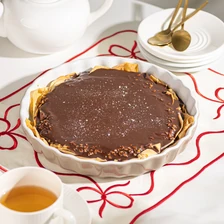 Веганский тарт с карамелью и шоколадом