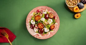 Салат с козьим сыром и сливами