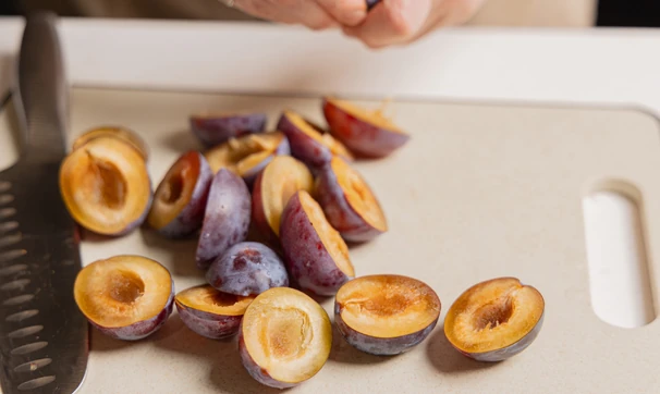 Салат с козьим сыром и сливами, шаг 1/9