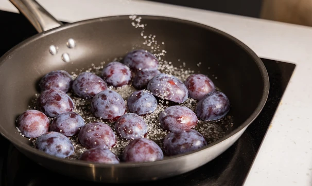 Салат с козьим сыром и сливами, шаг 3/9