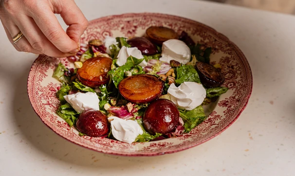 Салат с козьим сыром и сливами, шаг 9/9