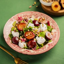 Салат с козьим сыром и сливами