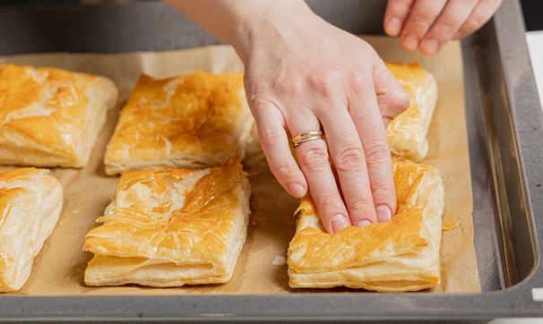 Слойки с козьим сыром и сливами, шаг 9/13