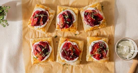 Слойки с козьим сыром и сливами