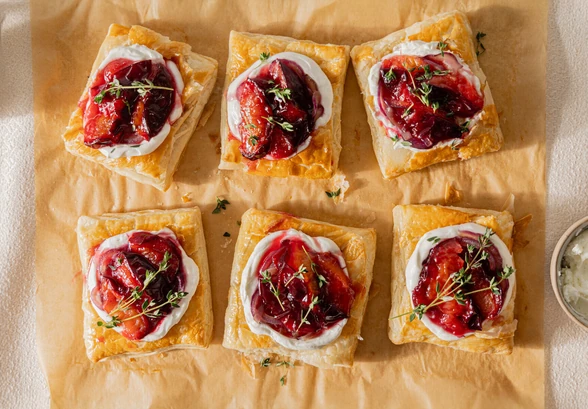 Рецепт «Слойки с козьим сыром и сливами»