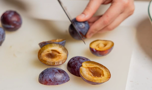 Курица со сливами в духовке, шаг 4/11