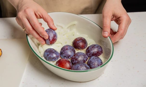 Курица со сливами в духовке, шаг 5/11