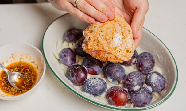 Курица со сливами в духовке, шаг 9/11