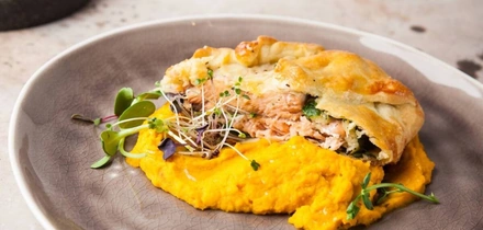 К праздничному столу: рецепты горячего, салатов, закусок и десертов