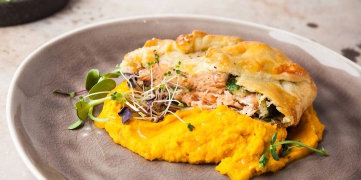 К праздничному столу: рецепты горячего, салатов, закусок и десертов