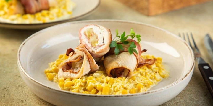 К праздничному столу: рецепты горячего, салатов, закусок и десертов