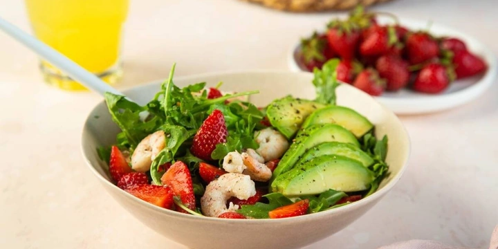 К праздничному столу: рецепты горячего, салатов, закусок и десертов