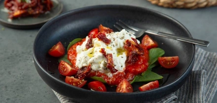 К праздничному столу: рецепты горячего, салатов, закусок и десертов