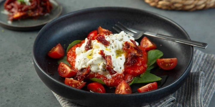 К праздничному столу: рецепты горячего, салатов, закусок и десертов