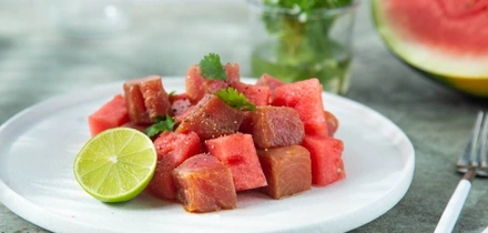 К праздничному столу: рецепты горячего, салатов, закусок и десертов