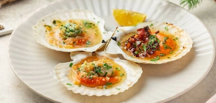 К праздничному столу: рецепты горячего, салатов, закусок и десертов