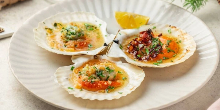 К праздничному столу: рецепты горячего, салатов, закусок и десертов