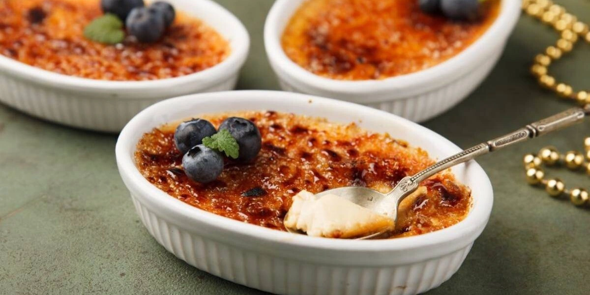 К праздничному столу: рецепты горячего, салатов, закусок и десертов