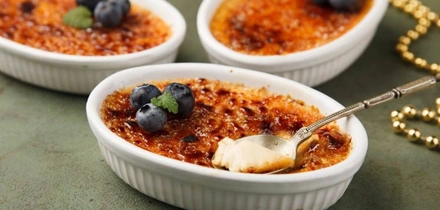 К праздничному столу: рецепты горячего, салатов, закусок и десертов