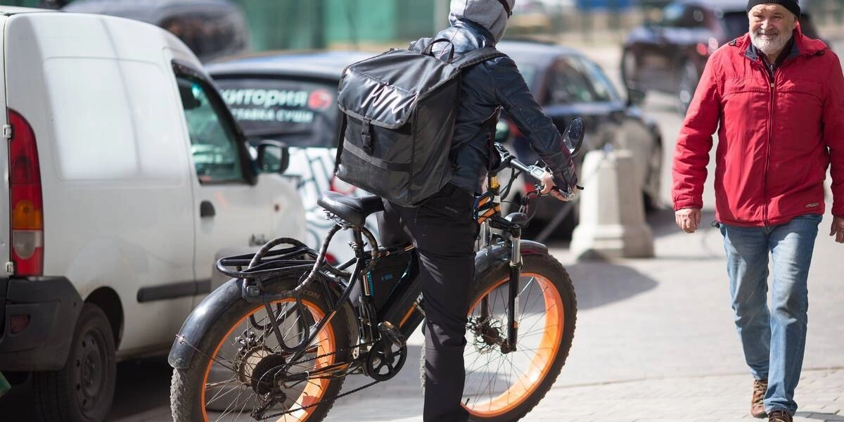 Велосипедист vs автомобилист: курьерский батл ВкусВилла