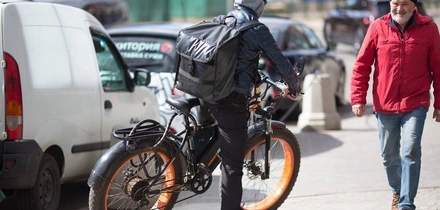 Велосипедист vs автомобилист: курьерский батл ВкусВилла