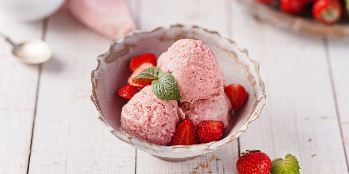Домашнее мороженое: рецепты из&nbsp;сливок, молока, сырные и&nbsp;с&nbsp;необычным топпингом