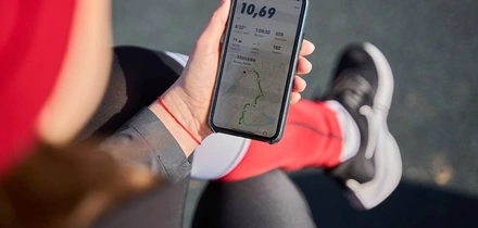 Можете попробовать приложения Strava, Nike run club, Adidas Running