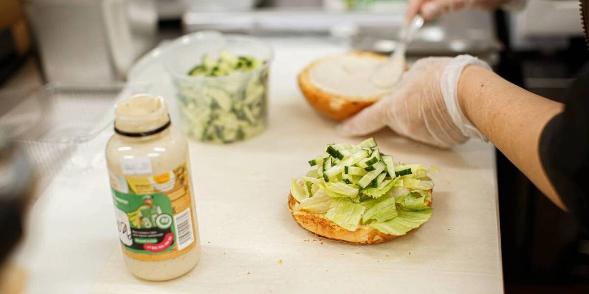 Свежий хлеб, горячая еда, потрошёная рыба: что заказать из&nbsp;дарксторов ВкусВилла