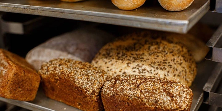 Свежий хлеб, горячая еда, потрошёная рыба: что заказать из&nbsp;дарксторов ВкусВилла