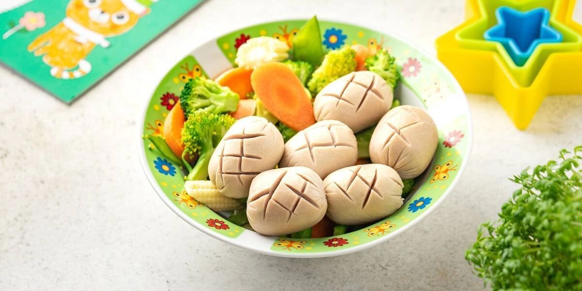 Красивая подача — половина успеха. На&nbsp;фото — овощи и&nbsp;простой, но интересный ребёнку декор для&nbsp;сарделек