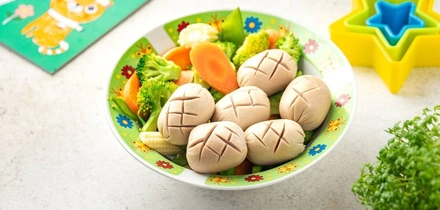 Красивая подача — половина успеха. На&nbsp;фото — овощи и&nbsp;простой, но интересный ребёнку декор для&nbsp;сарделек