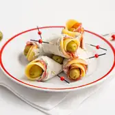 Рулетики с&nbsp;копчёной колбасой и&nbsp;сыром